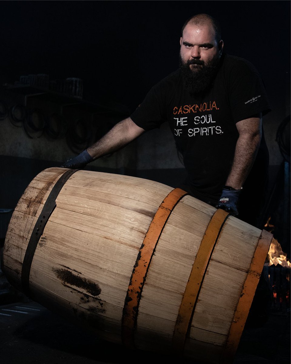 casknolia's tweet photo. ⚒️ Working as a cooper requires strength, dexterity, and precision. It takes years of experience in a trade where we work with living raw materials such as wood, water, and fire, and use tools that have been used for centuries 🔥 

#casknolia #toneleriadelsur #sherrycasks https://t.co/Th0t1tXcCz