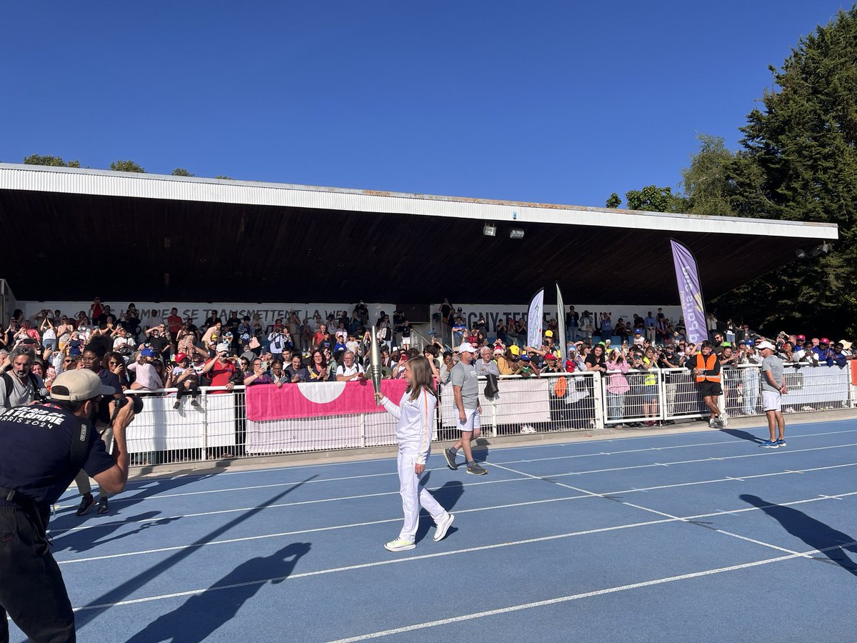 Ça y est : la flamme paralympique est allumée. Le premier tour de ce relai est effectué par la cavalière Lisa Cez, qui participe avec son cheval Stallone de Hus à  l’épreuve de para dressage #Paris2024 #ffe <a href="/villedegrigny91/">Ville de Grigny (91)</a> <a href="/leparisien_91/">Le Parisien | 91</a>
