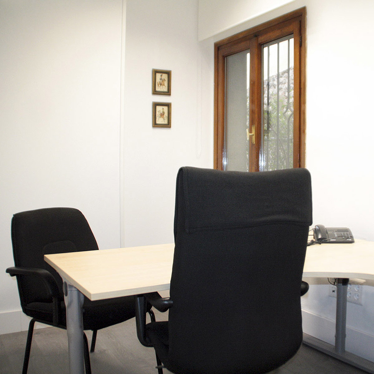 No hay nada mejor que trabajar con la luz natural que entra directamente a nuestros 𝗱𝗲𝘀𝗽𝗮𝗰𝗵𝗼𝘀 𝗲𝘅𝘁𝗲𝗿𝗶𝗼𝗿𝗲𝘀. ☀️
¿Sabías que este tipo de luz ayuda a una mayor concentración y productividad, así como a la mejora del estado de ánimo?