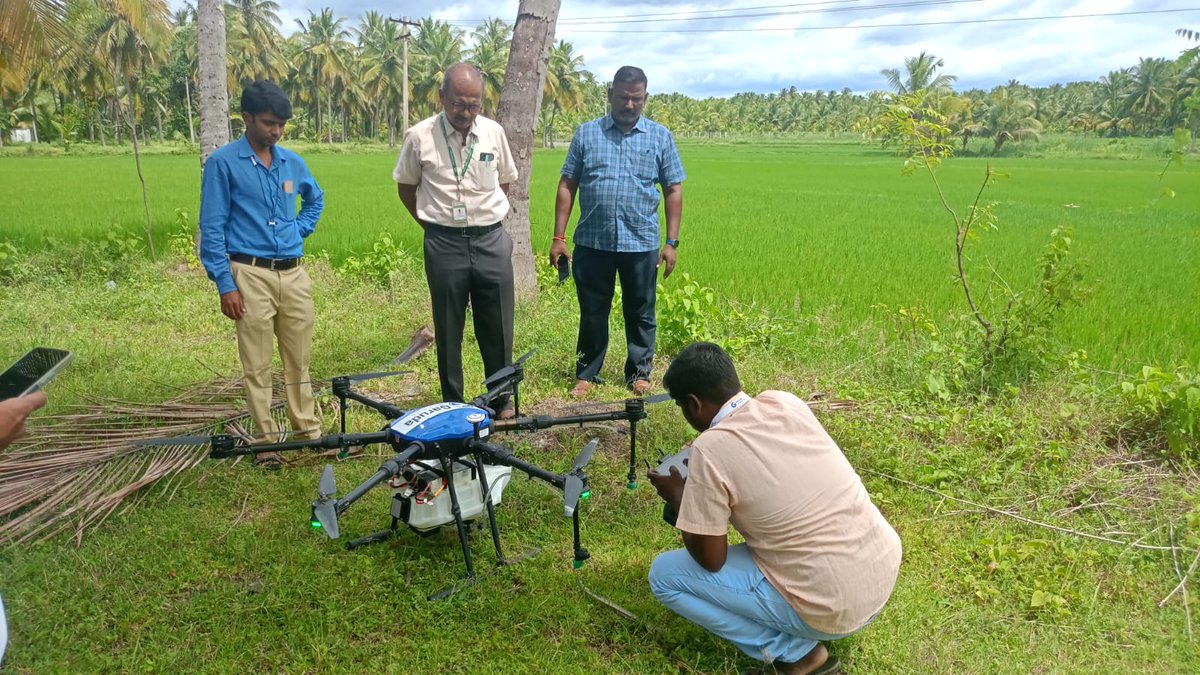 kjkrishimedia's tweet image. An exciting day at KVK Krishnagiri with the Krishi Jagran team! Witnessed an impressive drone demonstration in the paddy fields of Arsampetti, Tamil Nadu. Empowering farmers with the latest agri-tech innovations for a brighter future!

#krishijagran #agritech #dronefarming…