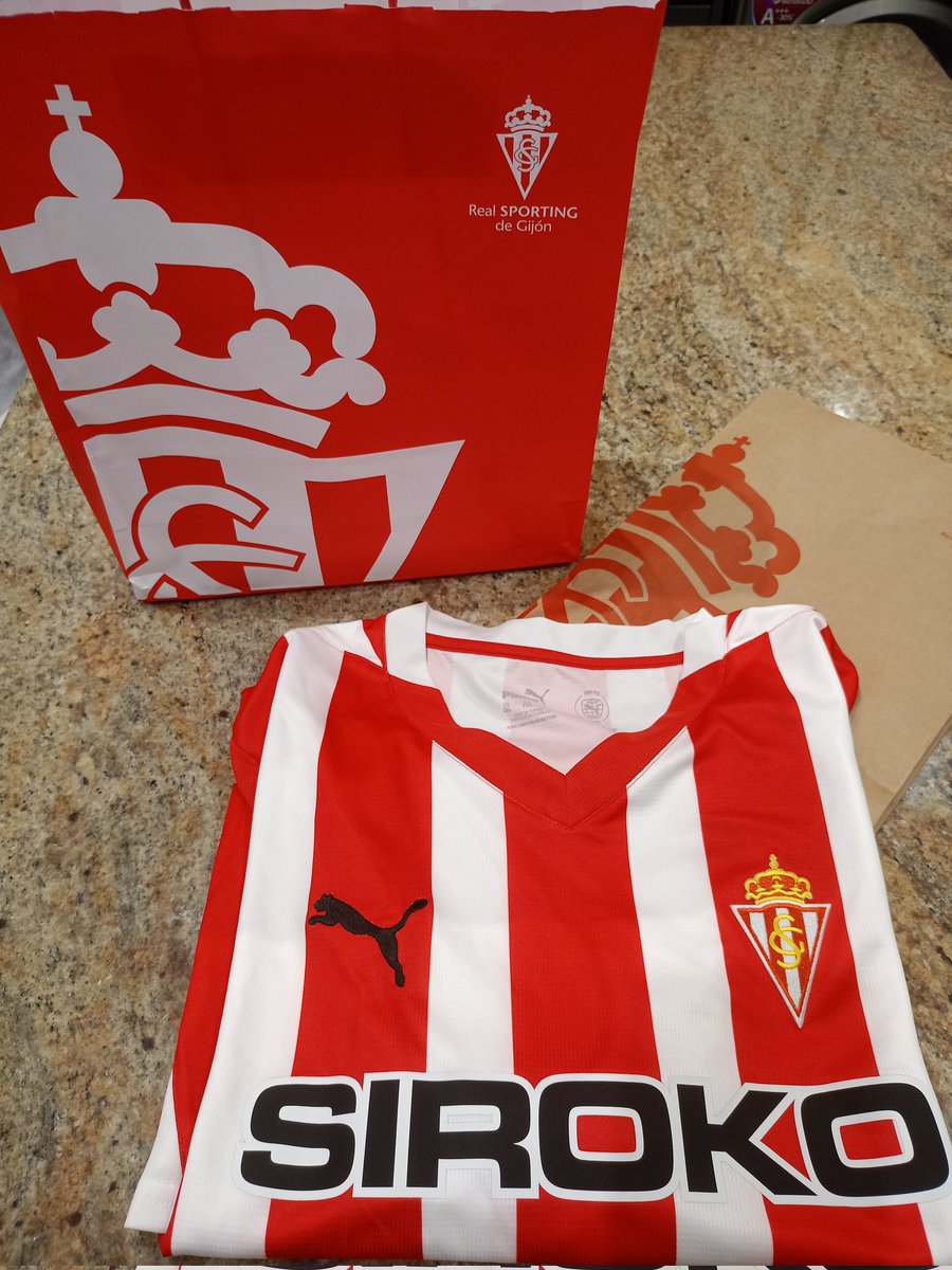 Pedro_TGZ's tweet photo. Regalos inesperados, que aciertan de pleno.

 Que guapa la 24-25, me encanta.
#somoselsporting 
@RealSporting https://t.co/nxB7K2BkxD