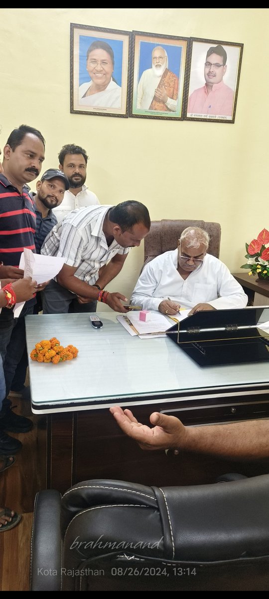 mosamali143's tweet photo. @madandilawar @narendramodi @BJP4India @BhajanlalBjp @BJP4Rajasthan @madanrrathore PTi भर्ती 2022
शिक्षा मंत्री जी को ज्ञापन सौंपते हुए 
हमें भरोसा नहीं पूर्ण विश्वास है की श्रीमान जी @madandilawar मेहनतकश अभ्यर्थी की मेहनत का फल अवश्य देंगे 

अपात्र की जगह पात्र अभ्यर्थी जरूर लिए जाएंगे 
@madandil
@BhajanlalBjp
@BadhalDr 
@alokrajRSSB 
@JATbera1 https://t.co/XBvQz1RpiK