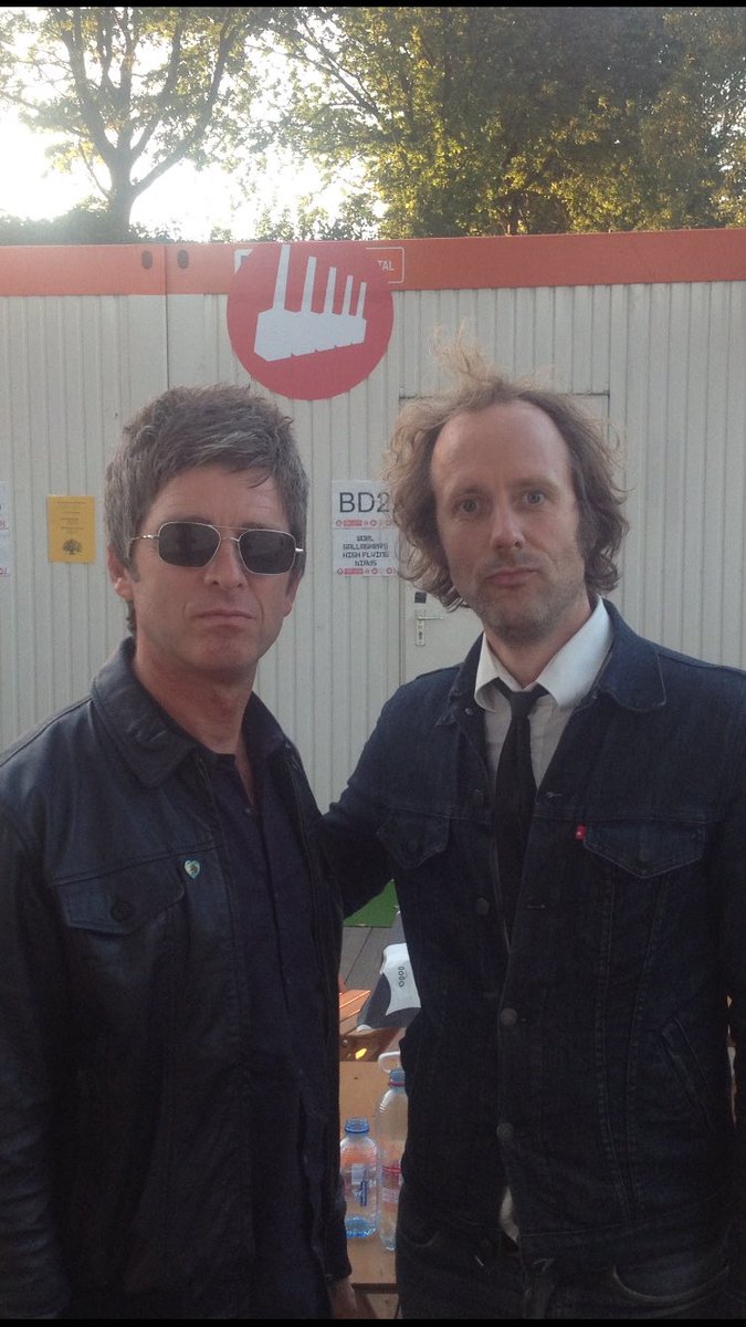 Ik mag het eindelijk zeggen: Noel en ik hebben onze ruzies bijgelegd en we gaan weer op tour!
(Hij met Oasis en ik met ‘Ronald Snijders Als Mens’)
