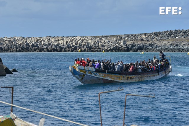 EFE_Canarias's tweet photo. 30 años de pateras en Canarias

Siete hitos en la historia de ruta migratoria más peligrosa

✍️ José María Rodríguez
📸 Carlos de Saá, Ángel Medina, Quique Curbelo, Gelmert Finol

 https://t.co/qKkaApkR3o https://t.co/C90kT1pxZV