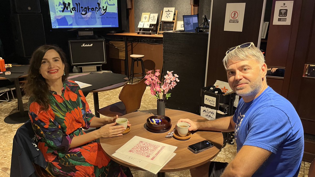 ri_mri_'s tweet image. 大学4年間アルバイトしていたライブハウスEN-LAB.を間借りして、2月に外国人向け書道ワークショップ"Malligraphy"（マリグラフィー）をオープンさせました！

クラウドファンディングの挑戦を決めたので、Xでも活動を発信していこうと思います！！😊🌸

#Malligraphy #書道ワークショップ　#京都祇園