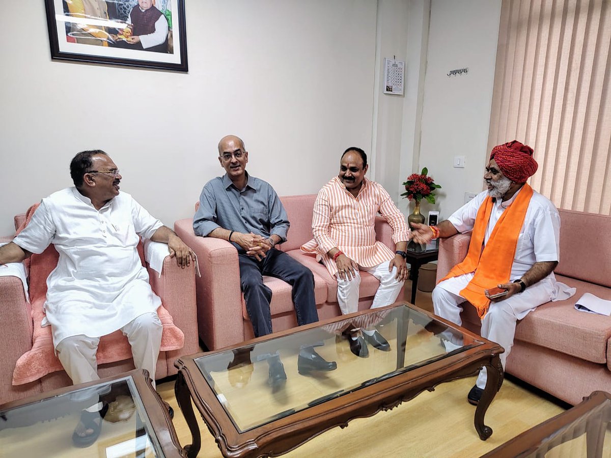 vishvarajmewar's tweet photo. राजस्थान विधानसभा अध्यक्ष श्री @VasudevDevnani जी से उनके विधानसभा स्थित कार्यालय में शिष्टाचार मुलाकात हुईं। साथ में प्रदेश महामंत्री श्री @JitenGothwal जी एवं उदयपुर ग्रामीण विधायक श्री @Phoolsmeena जी भी उपस्थित रहे।

#RajasthanAssembly #vishvarajsinghmewar https://t.co/lIPuTPzc4z