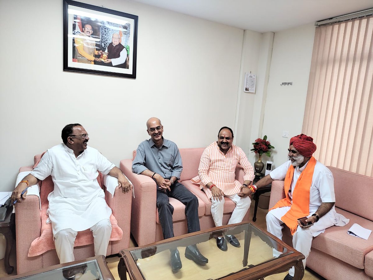 vishvarajmewar's tweet photo. राजस्थान विधानसभा अध्यक्ष श्री @VasudevDevnani जी से उनके विधानसभा स्थित कार्यालय में शिष्टाचार मुलाकात हुईं। साथ में प्रदेश महामंत्री श्री @JitenGothwal जी एवं उदयपुर ग्रामीण विधायक श्री @Phoolsmeena जी भी उपस्थित रहे।

#RajasthanAssembly #vishvarajsinghmewar https://t.co/lIPuTPzc4z