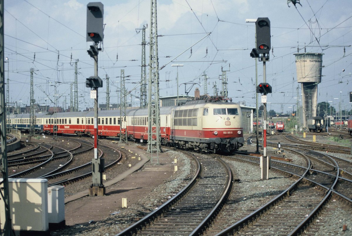 CheminsdeFerTC's tweet photo. L'IC arrivant de Cologne, fait son entrée à =>#HambourgAltona, gare terminus qui n'est pas la gare centrale d'Hambourg (=>#Allemagne). Une =>#E103 assure la traction en ce jour de 09-89.
Auteur : Peter Tadsen par https://t.co/r29pQStnlE https://t.co/QgbJYu5ST7
