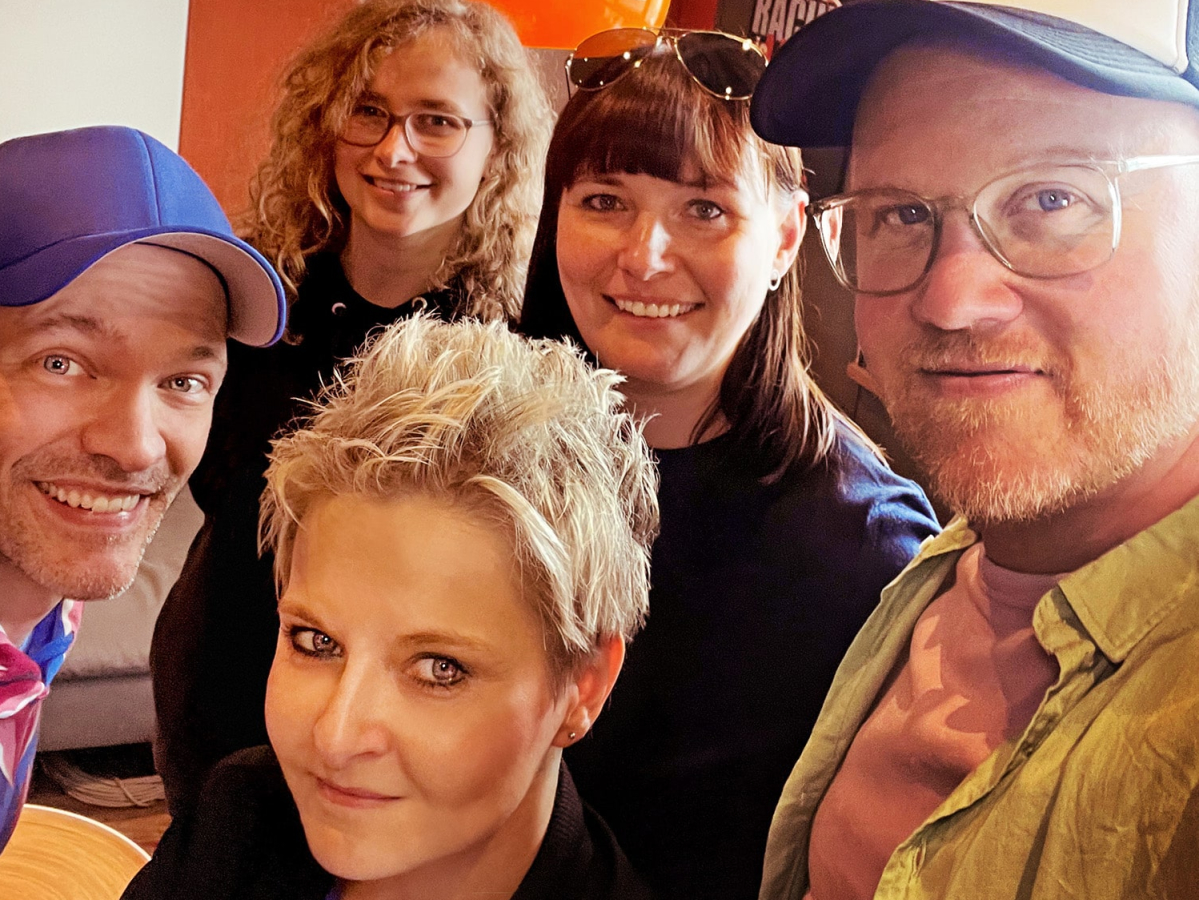 Für Erfolg braucht es überall die höchste Qualität – auch bei meinem Podcast samt Song: 🎹 Jens Eckhoff (Songwriter), 🎶 Christian Schleicher (Vocal Coach), 📸 Tine Acke (Fotografin), 📲 Artur Fedorov (Video), 🎸 Peter Keller (Studio) und 🎙️ Martina Treger (Synchron). High Five!