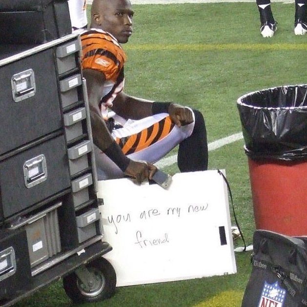 On this day in 2009, @OchoCinco asked a fan to get him a hot dog🤣

"You are my new friend"🤣🤣 #RuleTheJungle