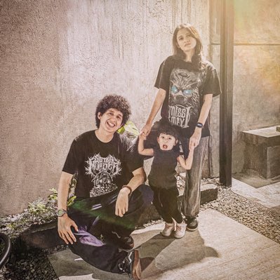My best family photo so far. 🖤

<a href="/dindameicis/">Dinda Meicistaria</a> <a href="/syahtudranada/">Syahtu Dranada</a> 

#NewProfilePic