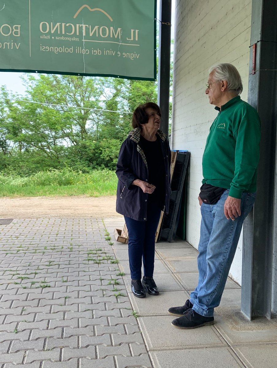 Sandra: Ruggero quante vendemmie sono già ??
Ruggero: Sandra questa è la 25ma !!!
Nozze d’argento delle vendemmie per questa coppia che le nozze d’oro le ha già fatte!!!
Solo solo applausi 👏🏻!!!