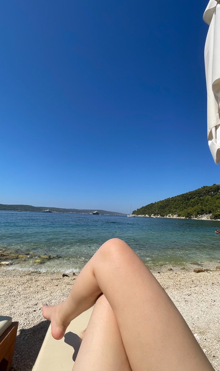 It feels awesome to spend all the hard-earned money from my subbies on this glorious vacation at this paradisiac island!

Keep working hard for Me. Mami will be back in a few weeks to resume “collecting” 😈💋

#UsingYouForMoney #domme #legs #thighs #bikini #foot