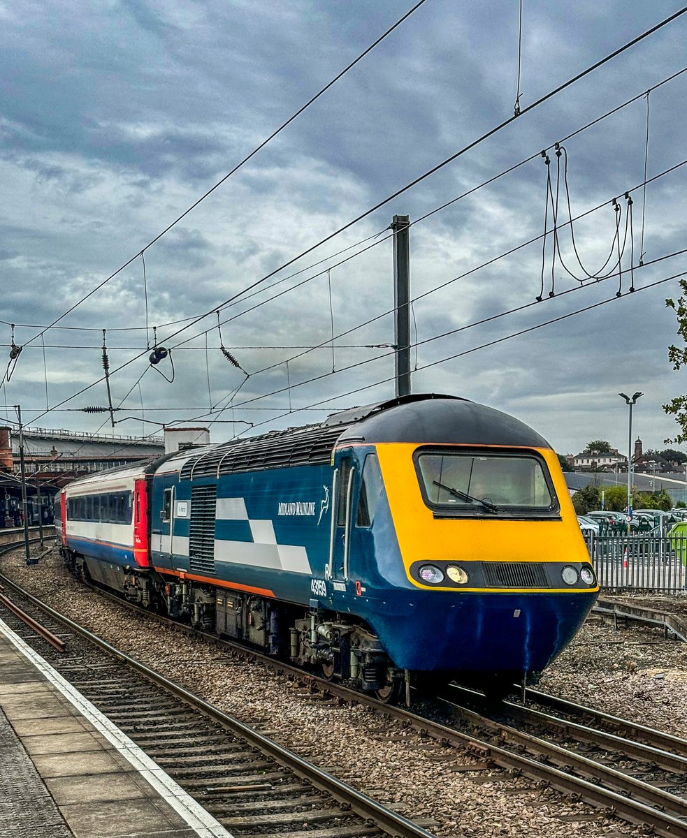 miles_chains's tweet image. A bit of a grim morning in York, but not to worry. 43159 Sporting its Project Rio MML livery and matching ‘Rio Warrior’ plates (well, stickers!) brightens proceedings. Set captured working 1Z76, Crewe to Edinburgh on 24/08/24.
#Class43 #HST #ProjectRio #MML #York