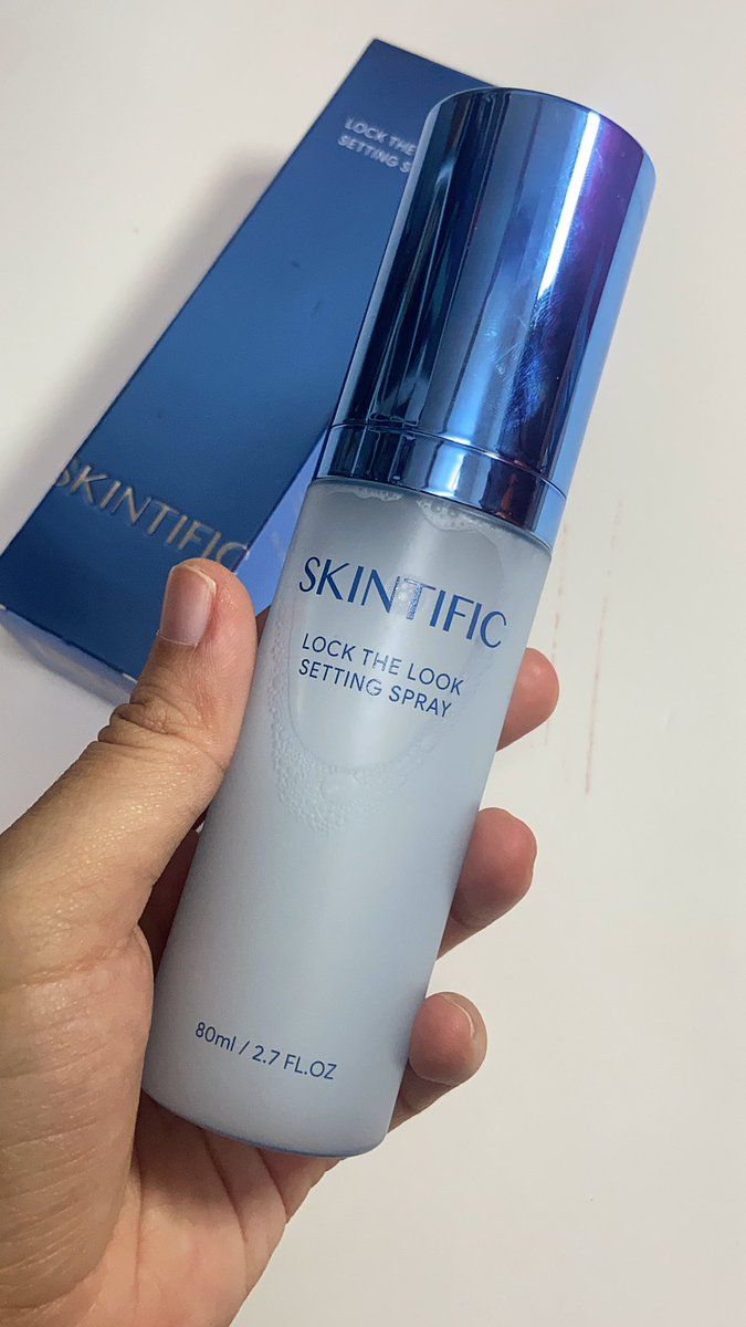 brightulips's tweet photo. Ini ke yang dipanggil makeup anti badai tu?

Jenuh i tonyoh muka sendiri, tapi makeup langsung tak bergerak ye ishhh😭😭😭 https://t.co/MT1OWXsXJJ