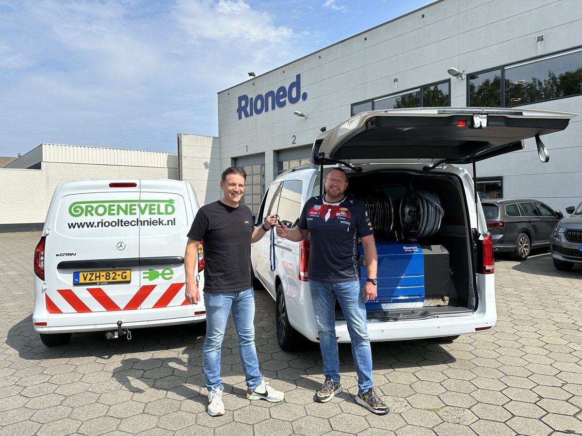 Afgelopen week heeft Piet Groeneveld Jr. zijn nieuwe eFlow One in ontvangst genomen. Ingebouwd in een Mercedes Benz eVito is deze elektrische combinatie een mooie stap in de juiste richting voor de verduurzaming van de vloot van Groeneveld Riooltechniek.