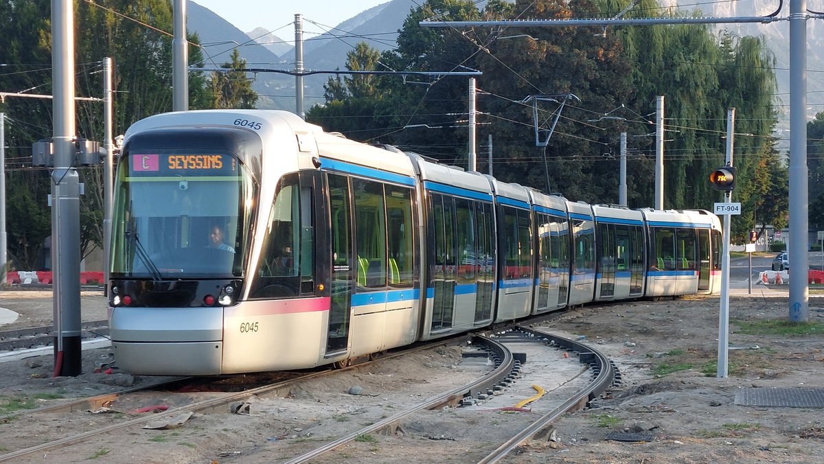 fantransport's tweet photo. Samedi 24 août 2024. 7h30.
Le prolongement de la ligne D du tramway vers la gare de Grenoble est mis en service.
Les tramways s'enchaînent et se croisent sur le nouveau raccordement des Taillées.
#mreso #smmag #Mtag https://t.co/oyDe9Hq73U