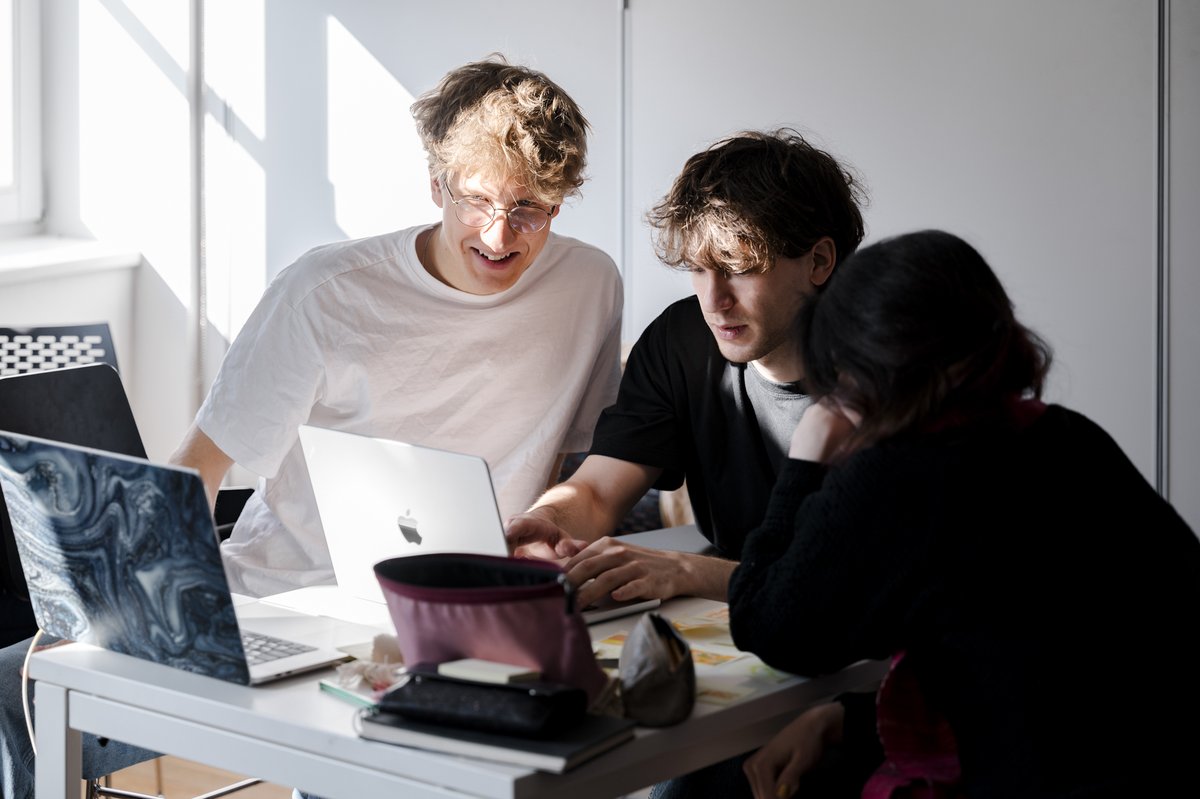 MOMEBUDAPEST's tweet image. This September, the #MOME ID course—MOME Open's flagship program—kicks off once again! Over 14 weeks, participants will design #innovative #applications from scratch, tackling everyday challenges. Don't miss the Bring your ideas to life—apply by August 30! open.mome.hu/momeid/