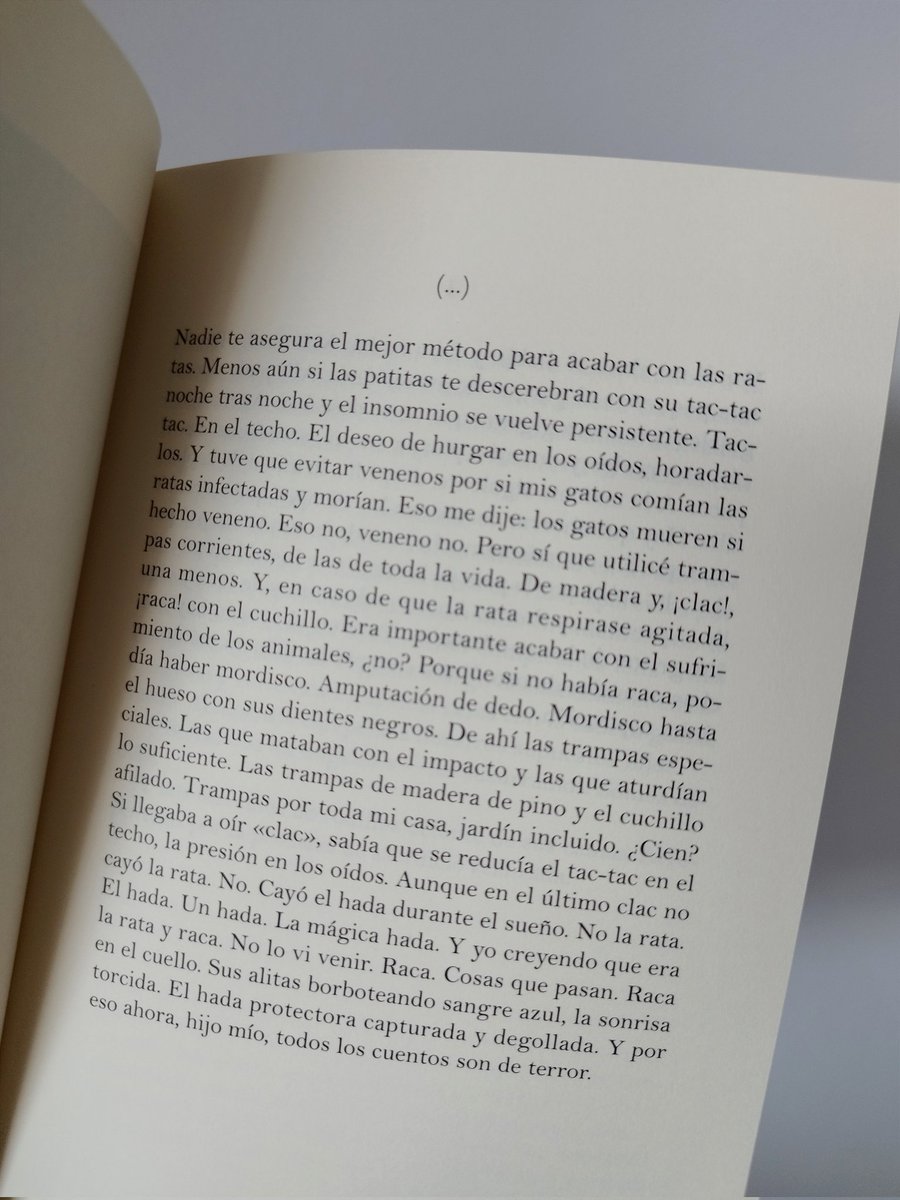30/09 👹💀 Rituales de santería, sacrificios humanos, extrañas parafilias, antropofagia. Colmillos ensangrentados desgarran pieles, depravados sexuales acechan en la noche. Se alzan las copas, la ayahuasca está lista para esta ouija infernal. 🧟🌛

editorialpezdeplata.com/coleccion-narr…