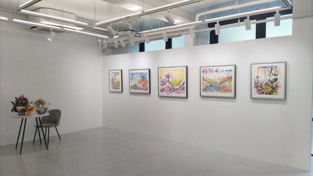 H_Tuber22's tweet photo. タケダヒロキさんの個展に行ってきました🎨🌸
雰囲気のある展示会場で、真っ白な空間に美しい色合いの作品が並んでいて、1つ1つの作品が存在感を花っていました😼🌷(ﾀﾞｼﾞｬﾚ)
ずっとSNSで見ていたので、生で見ることができて良かったです👏💓 https://t.co/nc3UYBPsaN
