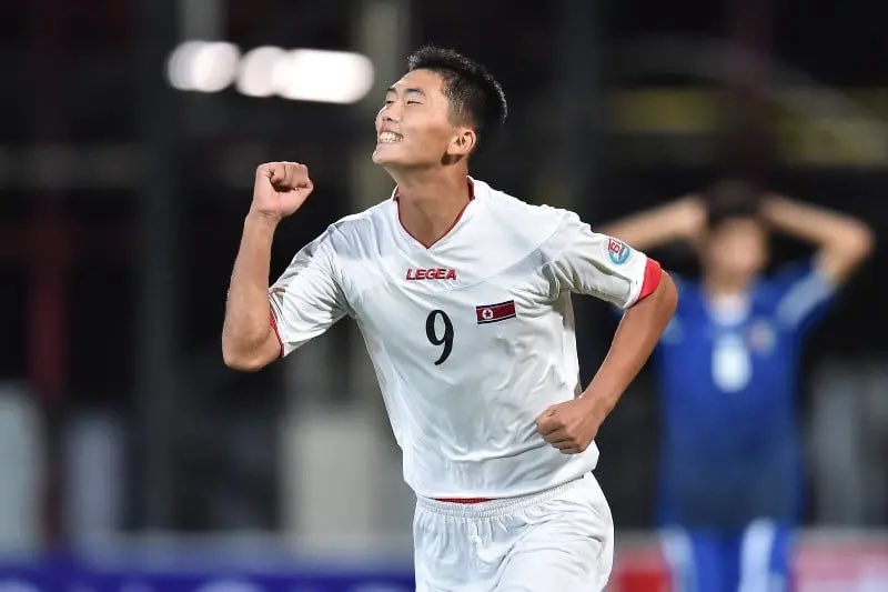 ChollimasFR's tweet photo. Après un passage remarqué à la Juventus 🇮🇹, Kwang-song Han 🇰🇵 a été transféré à Al-Duhail 🇶🇦 en 2020 où il a disputé 10 matchs avant de voir son contrat résilié pour non respect des conditions de travail des nord coréens à l’étranger. https://t.co/ud23oGGbHB