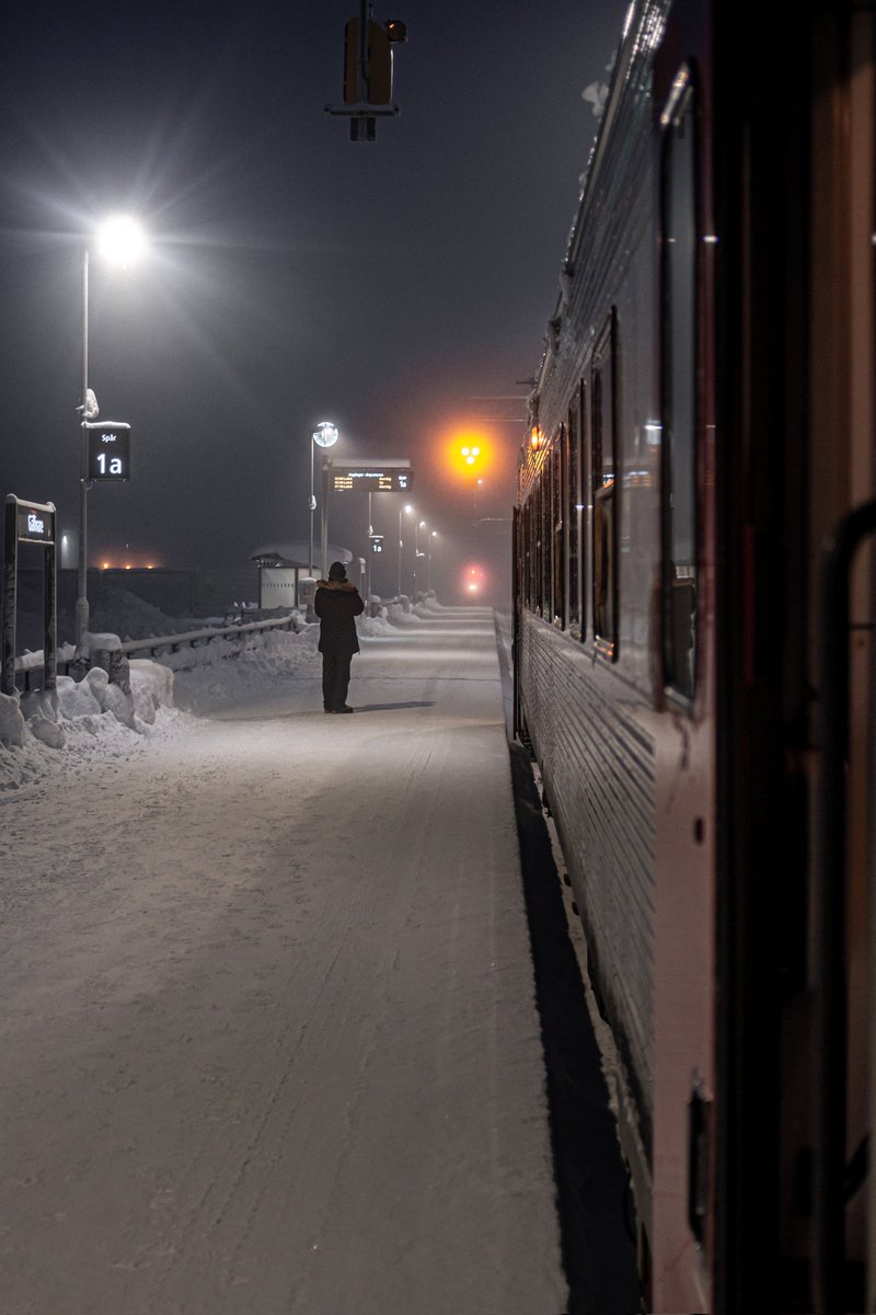 🎶 Nouvel album ! Depuis 2 ans j'ai composé la BO d'un documentaire en accompagnant des scientifiques qui étudient les aurores boréales ! 

En attendant de voir le film, voilà l'album composé depuis les montagnes de l'Arctique 😎
open.spotify.com/album/7pnfkera…