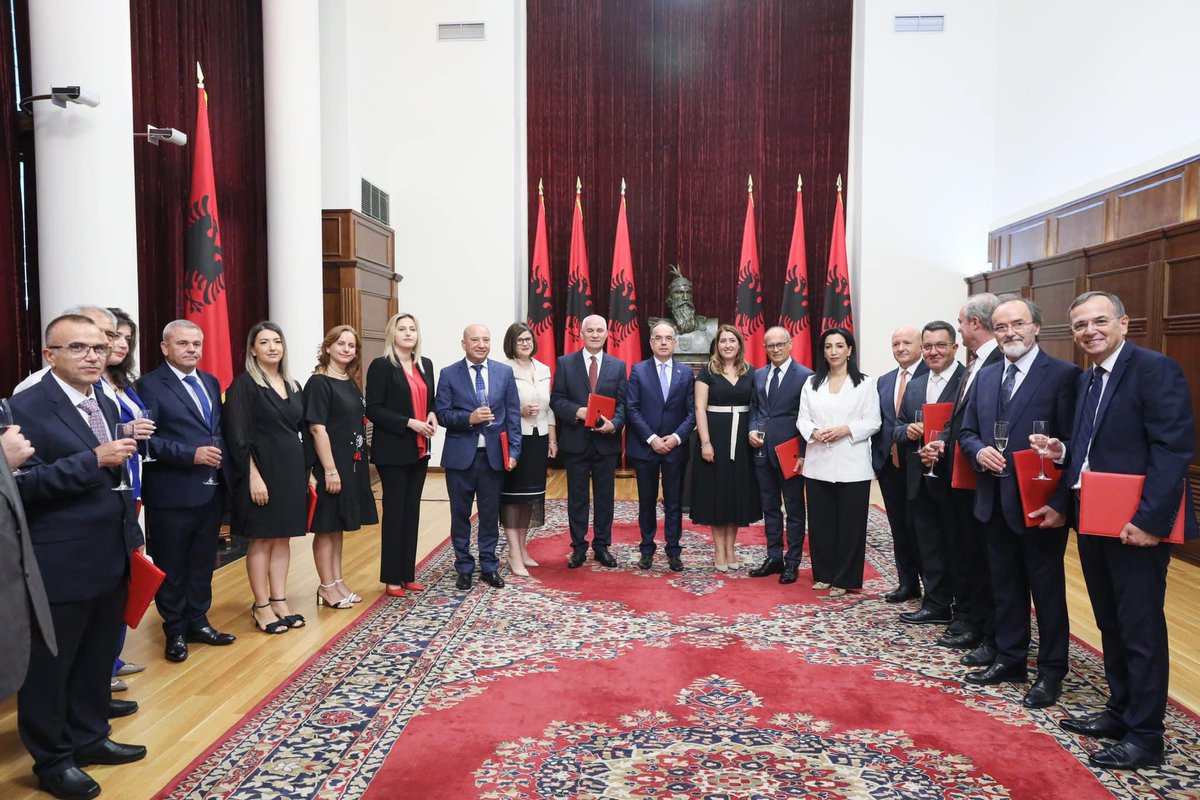 🎯Dekretimi i rektorëve! 
Presidenti i Republikës së Shqipërisë, Sh. T. Z. Bajram Begaj dekretoi të gjithë rektorët e universiteteve në vend. 
Mes tyre edhe rektori i Universitetit të Tiranës, Prof. Dr. Artna Hoxha i cili do drejtojë UT-në për një mandat të 2️⃣.