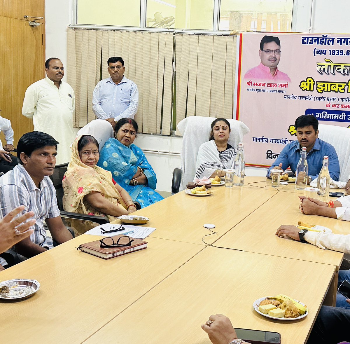 आज धौलपुर नगरपरिषद के नवीन टाउन हॉल के लोकार्पण कार्यक्रम में भाग लिया ।
तथा साथ में ज़िला कलेक्टर और पार्षदगणों के साथ जलभराव की समस्या के निराकरण के ऊपर विस्तृत चर्चा की जिससे धौलपुर को जलभराव की परेशानी से निजात मिले  #Dholpur #MLA #Peoplefirst <a href="/ShobhaRaniBL/">MLA ShobhaRani Kushwaha</a> <a href="/upendraKushwah_/">Upendra kushwaha</a>