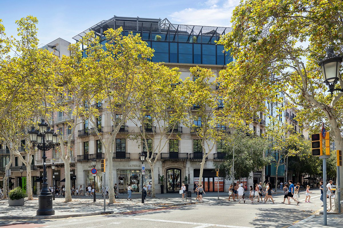 LabordeMarcet's tweet image. 🔔 ¡Nuevo cierre en Passeig de Gràcia! En uno de los mejores tramos del boulevard más internacional de Barcelona, hemos alquilado este fantástico local esquinero, frente al famoso edificio La Pedrera de Gaudí.