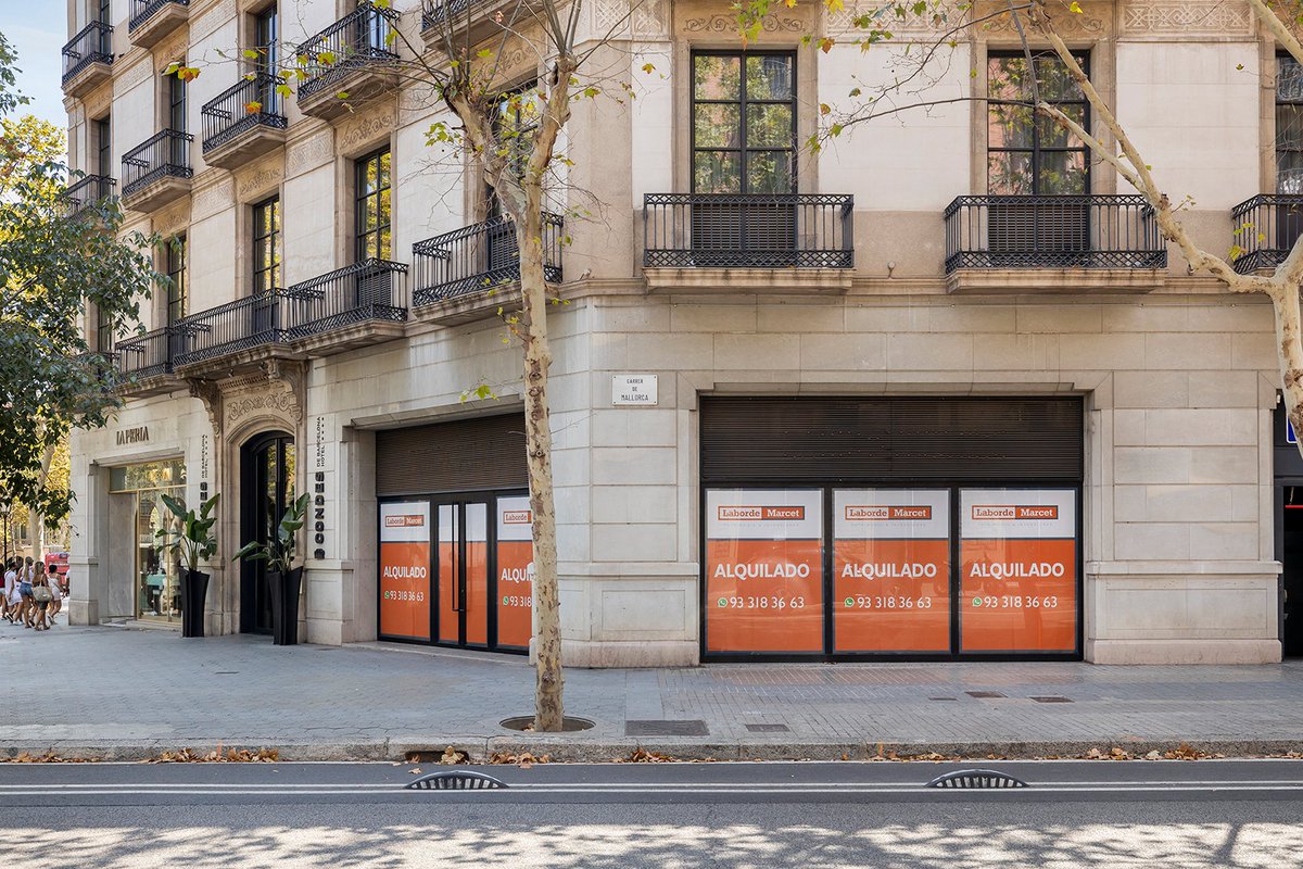 LabordeMarcet's tweet image. 🔔 ¡Nuevo cierre en Passeig de Gràcia! En uno de los mejores tramos del boulevard más internacional de Barcelona, hemos alquilado este fantástico local esquinero, frente al famoso edificio La Pedrera de Gaudí.