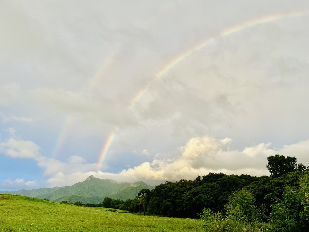 tawan_com's tweet photo. ぐずついた空から見える二重の虹。心がホッコリしました🌈✨ #イマソラ https://t.co/9TyisD9V4g
