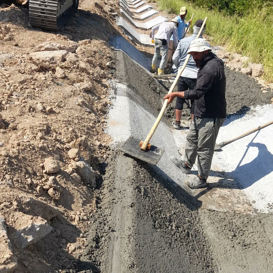 Depremde hasar gören Sulama kanallarının Devletimiz tarafından acilen yenilenmesi yapılmaktadır.#Dsi Trapez kanal imalatı hızla devam ediyor.

#Malatya #Deprem
