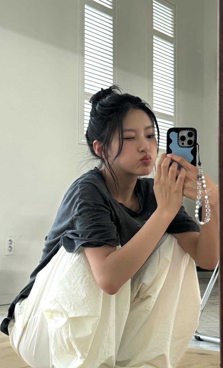 haneularchive's tweet photo. 240827 #HANEUL ☁️ bubble wallpaper update https://t.co/gPalBnCE2Y