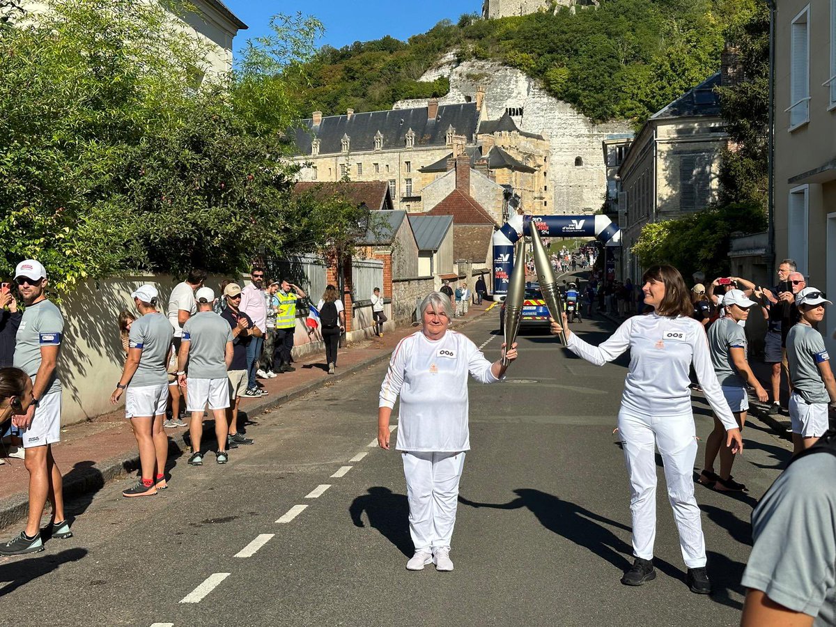 🔥 #RelaisDeLaFlamme #paralympique | Coup d'envoi dans une ambiance festive donné à 10h au majestueux Château de la Roche-Guyon ! 
🏰Adossée depuis le Moyen-Âge à la falaise de craie, cette ancienne forteresse confronte avec élégance différents styles architecturaux.

🌺 Du