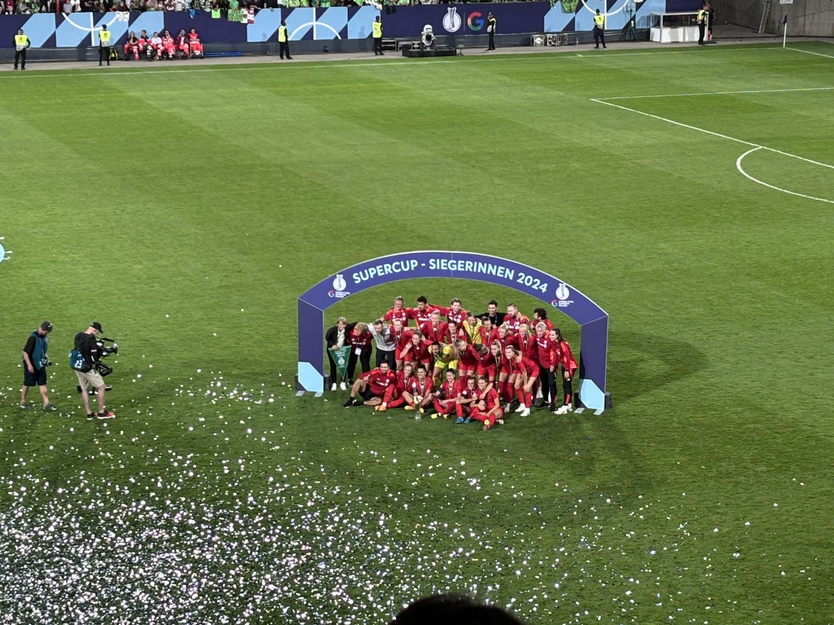 Supercup der Frauen im Rudolf-Harbig-Stadion ⚽️Wir gratulieren den Damen vom @FC Bayern herzlich zum 1:0 Sieg. 🥇#dresden #rudolfharbigstadion #stadiondresden #supercup #fcbayernmünchenfrauen #vflwolfsburgfrauen #fcbayernmünchen #vflwolfsburg #fußball #rudolfharbigstadiondresden