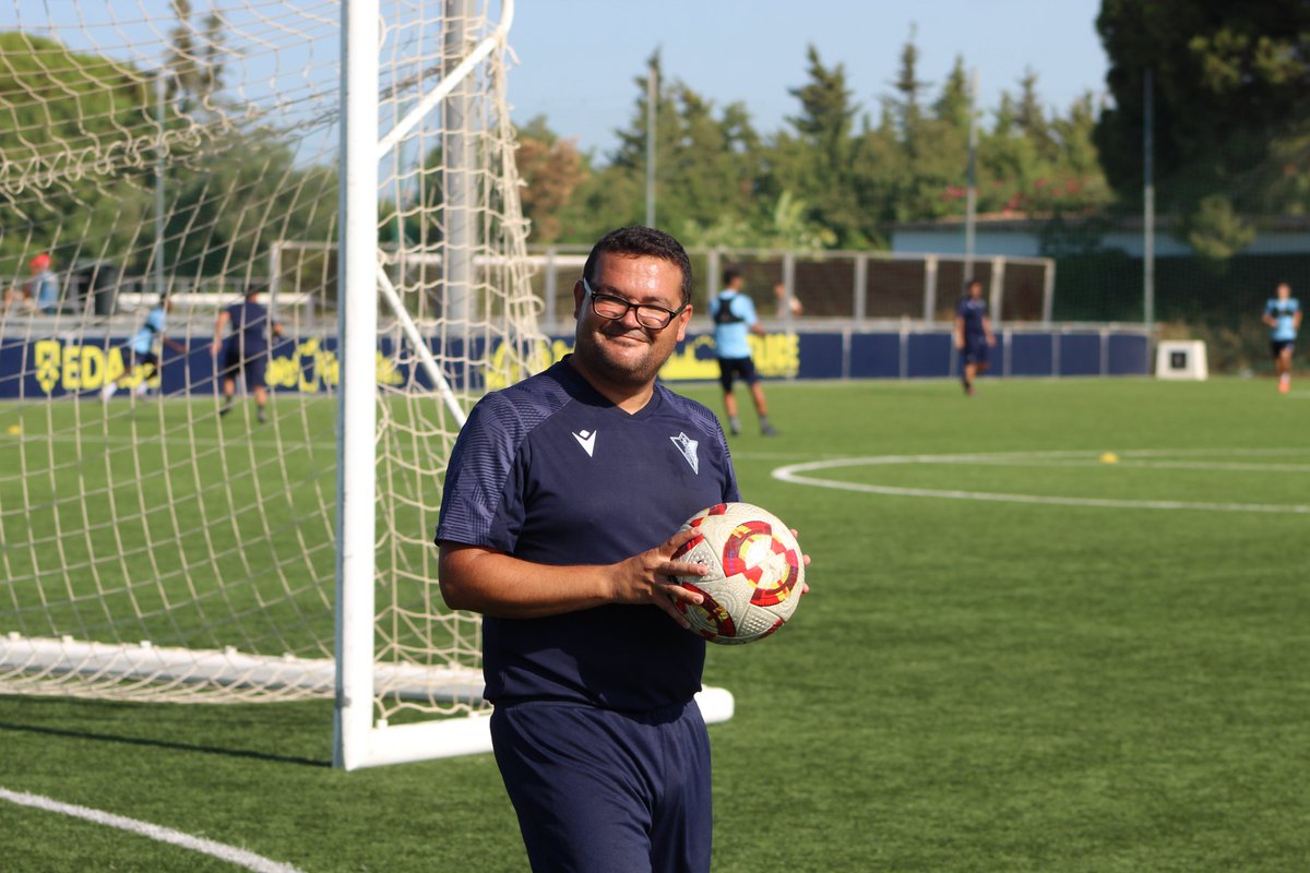 Cadiz_CFCantera's tweet photo. 🥳 ¡Hoy celebramos el cumpleaños de don Jesuli Sánchez, utillero del Mirandilla!

👏🏻 Aparte de sumar años, Jesuli cumple 17 temporadas como trabajador del club. https://t.co/Z9F6WDsJpI