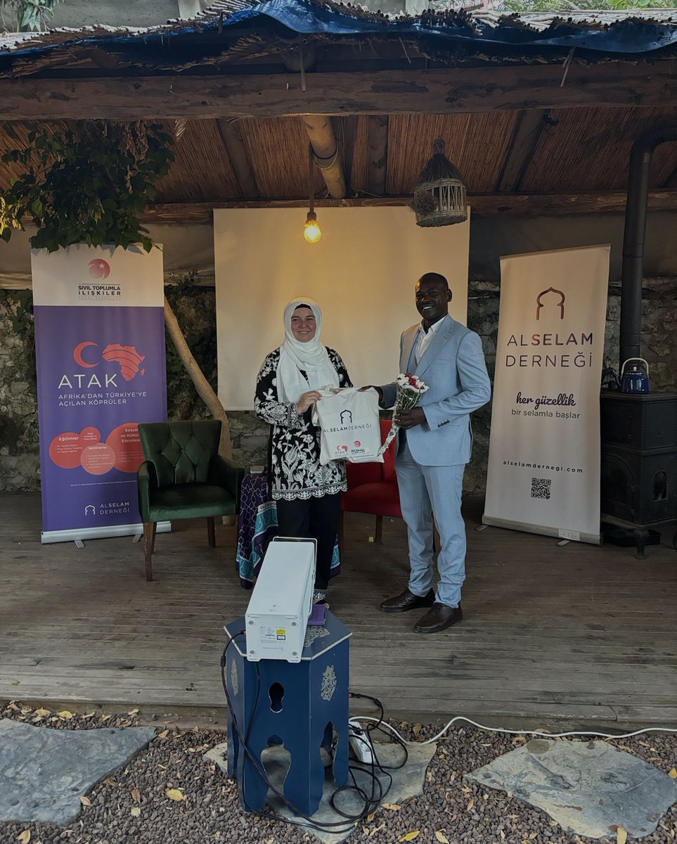 Alselamdernegi's tweet photo. İçişleri Bakanlığı Sivil Toplumla İlişkiler Genel Müdürlüğü tarafından desteklenen “ATAK Projesi” kapsamında olan Türk - Afrika Edebiyatı Akşamı Etkinliği Dr. Suliman Nasır Hocamızın değerli konuşması ve öğrencilerimizin sunumları ile gerçekleştirildi 🤗✨ https://t.co/8gwjpFt95I