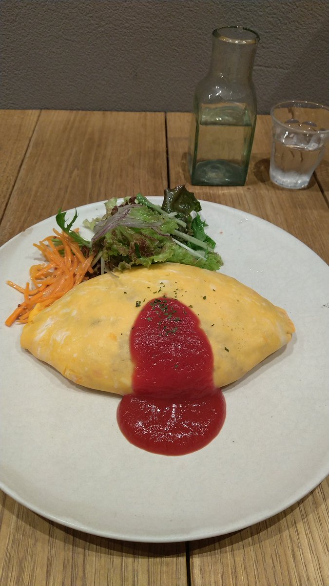 ribbon878's tweet photo. 日本橋コレド室町テラス2階にあるguangで1人カフェ😊🎶

ツナ入りお醤油ご飯のオムライスと可愛い季節のフルーツタルト、紅茶

美味しく頂きました😋
ごちそうさまでした✨
#日本橋 
#guang https://t.co/tuV3J7TPzY