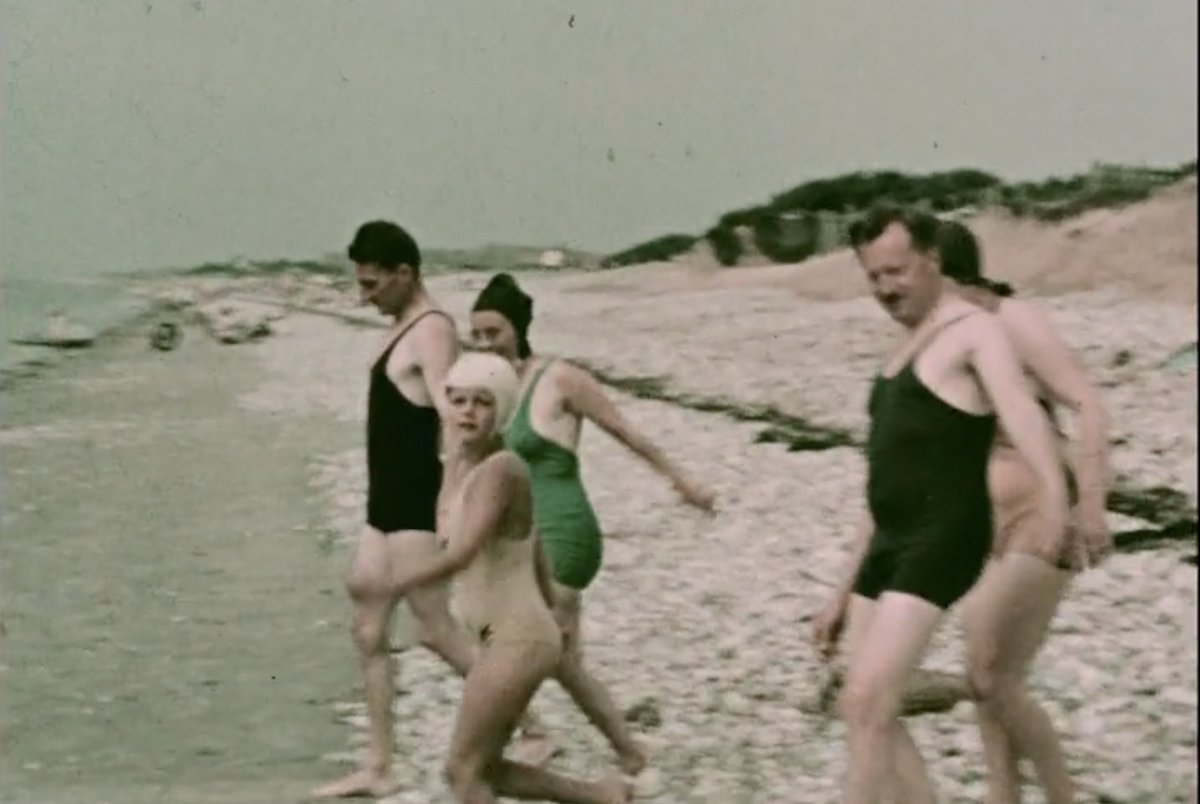 It's back to work tomorrow - so taking some inspiration from this family enjoying  #Bracklesham beach in #WestSussex, August 1937.