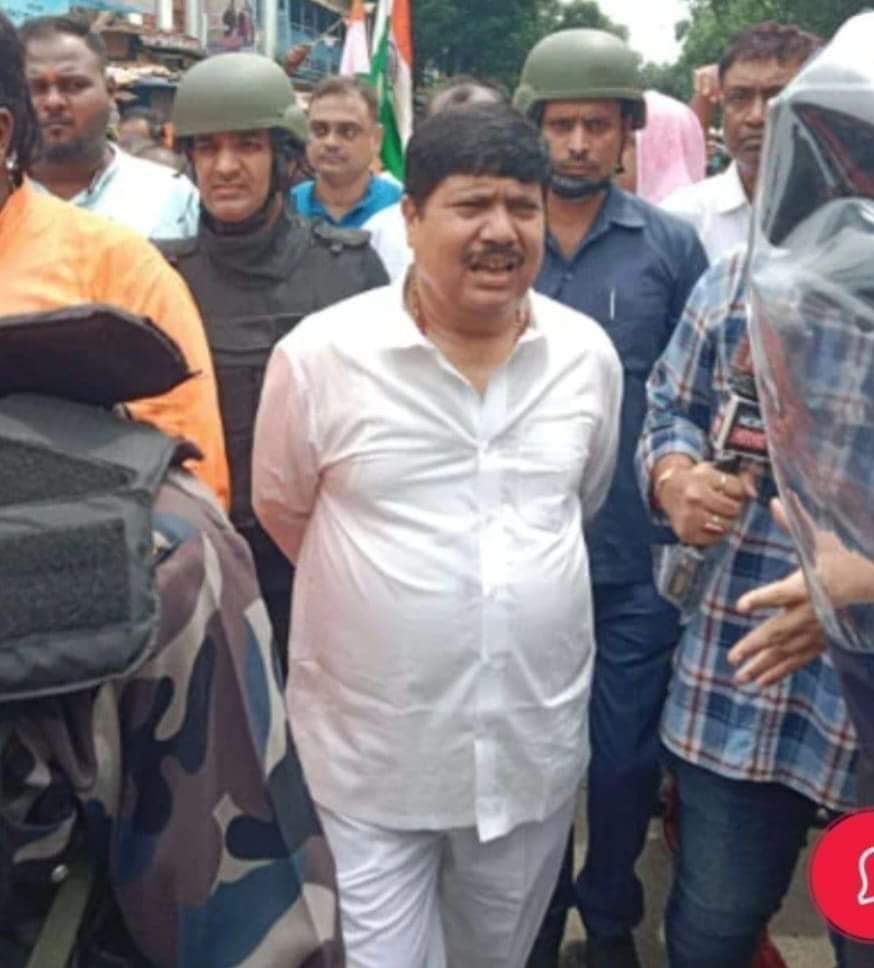 skrishna1969's tweet image. #ArjunSingh দাদা তুমি এখনো ছাত্র ❓অসাধারণ #KolkataPolice 👍👍👍 এই হোলো ব্যাটিং✊ 🤣 লাঠি জলেই কাৎ 🤣