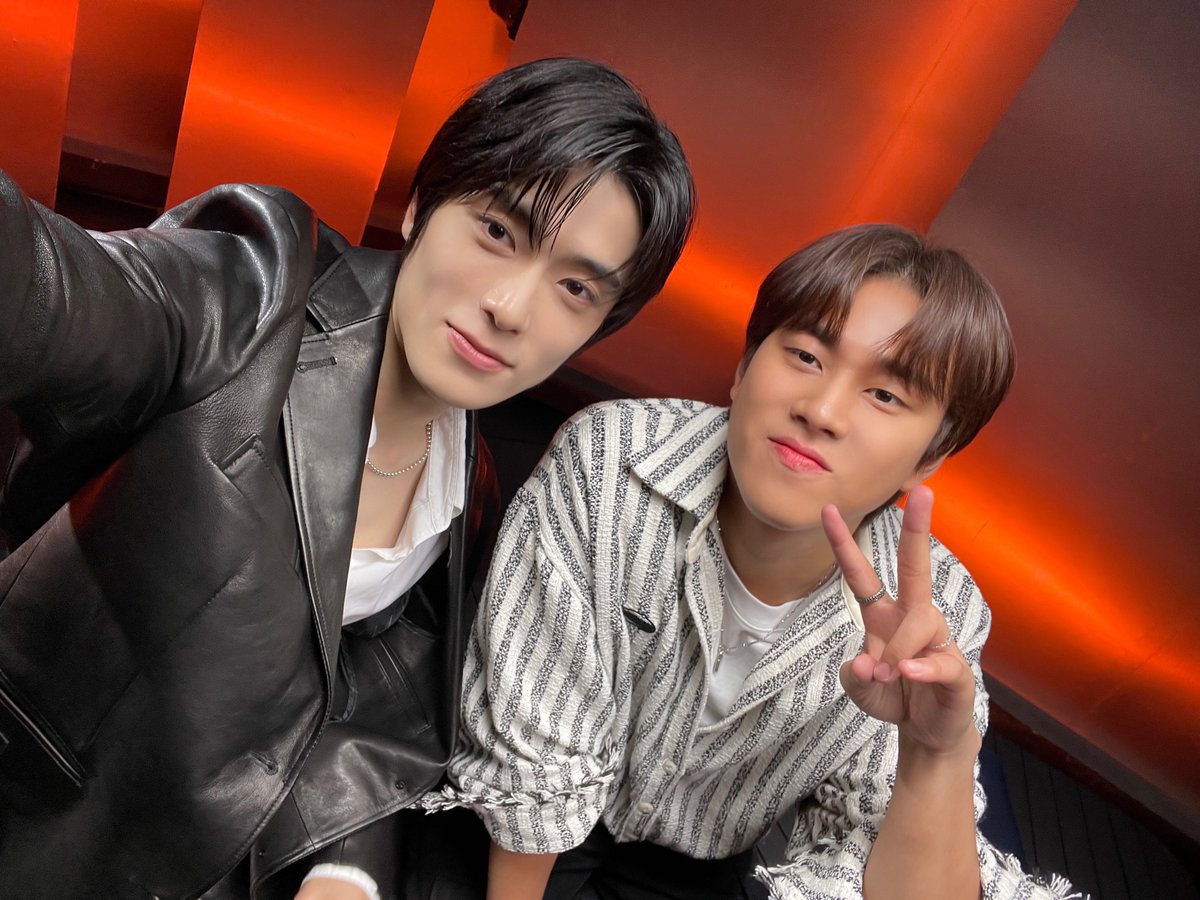 🎤‧⋆.♫ with #이무진 #LEEMUJIN 

#재현 #JAEHYUN
#Smoke #JAEHYUN_Smoke 
#NCT #NCT127
#리무진서비스