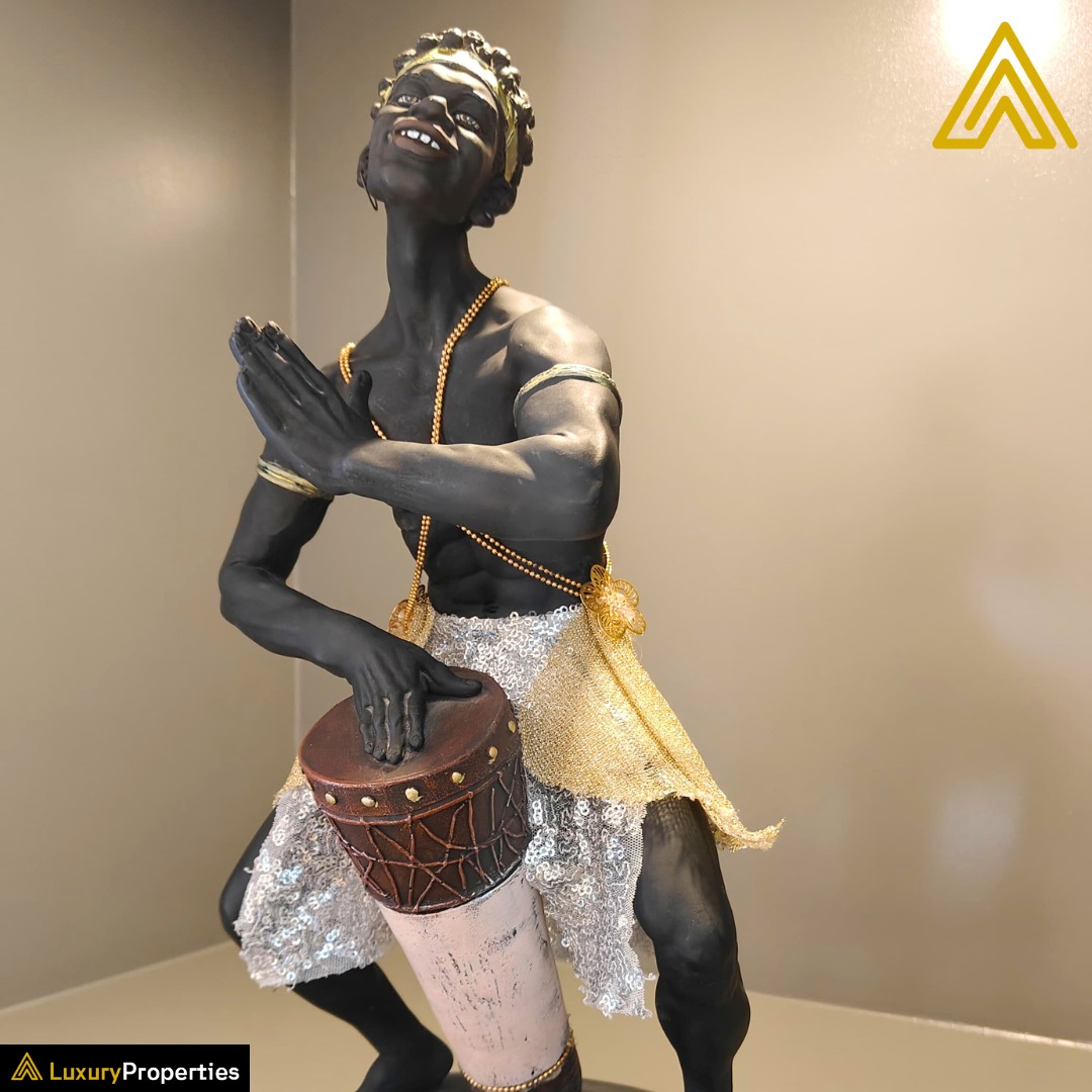 Would you like to add this to your home interiors?🫣 Comment 👇 

#luxuryinteriors #homedecor #artpiece #interiordesign #homeinterior #interiorstyling #luxuryartwork #interiorinspo #bengaluru #luxuryproperties