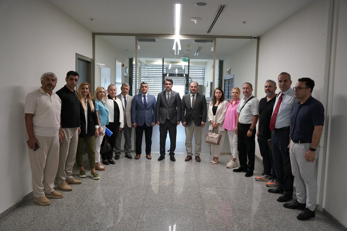 İlçe Milli Eğitim Müdürümüz Mustafa Özen ve İlçemize yeni atanan okul müdürlerimiz, Kaymakamımız Abdulaziz Aydın'a ziyarette bulundu.
Kaymakamımız Aydın, nazik ziyaretlerinden dolayı teşekkür ederek, yeni görevlerinde başarılar diledi.