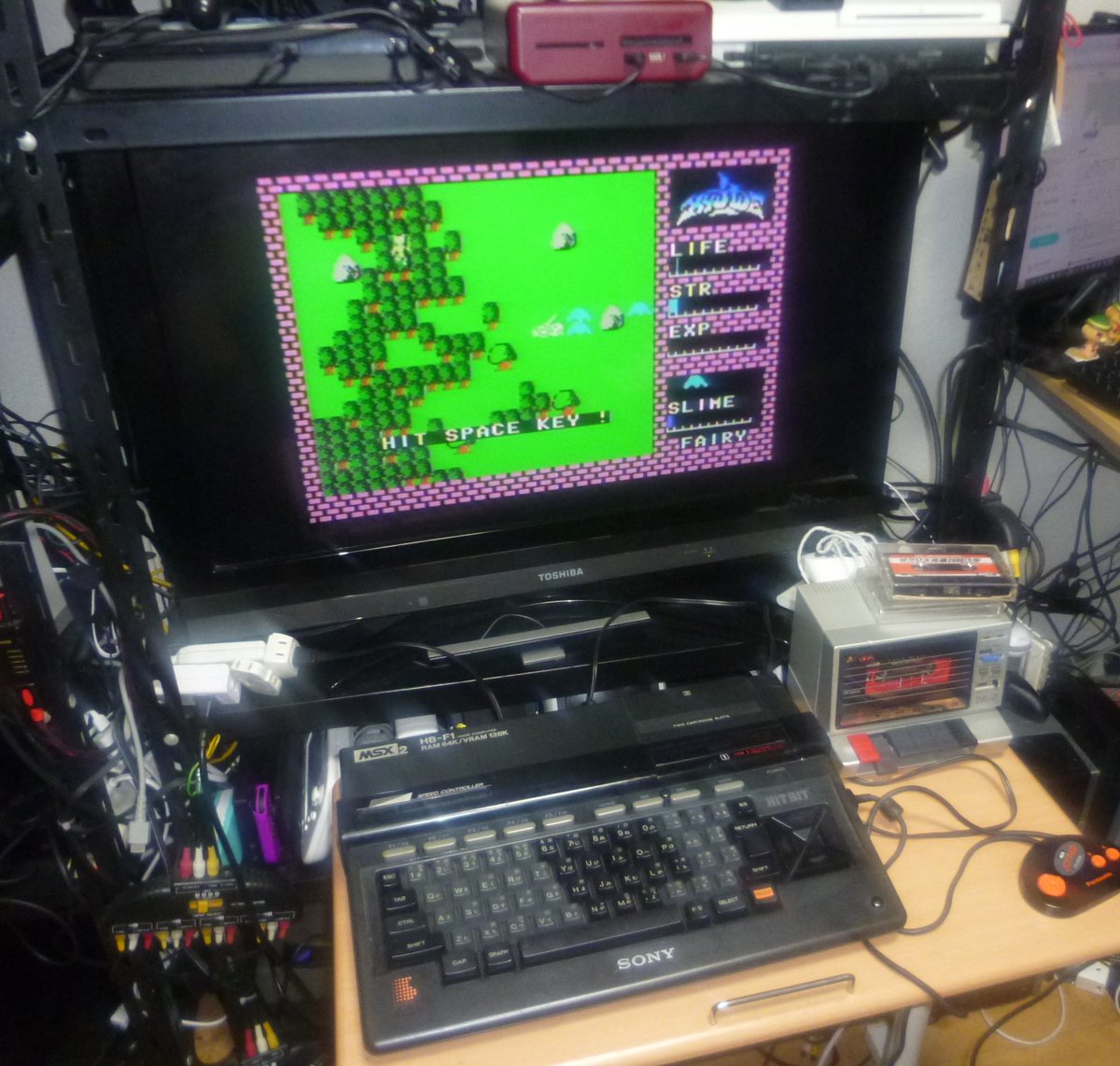 kyokonodan2525's tweet photo. 先日買ったMSX用テープ版ゼクサス光速2000光年。
手持ちのデータレコーダーで無事ロードが出来たので遊ぶ。説明書がついていたのは有難い。
ﾌﾑﾌﾑ…RUN "CAS;"も出来るのか…。
あと先日購入のハイドライドも無事ロード出来た。
FDDは大概壊れるけどテープはまだいける！
#MSX #MSX2 #dBsoft https://t.co/kd5ksa1phs