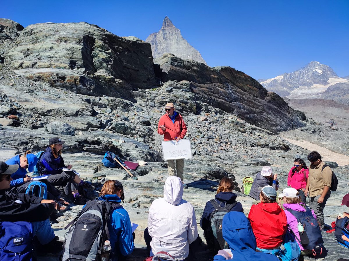geologyUniBern's tweet image. Last Friday, 1st year BSc students visited the Zermatt-Saas ophiolite zone🇨🇭🏔️, crowned by the iconic Matterhorn. Mantle rocks, oceanic crust, the closure of the Piedmont-Ligurian ocean🌊, #subduction, exhumation and #metamorphism were some of the topics discussed in the field.