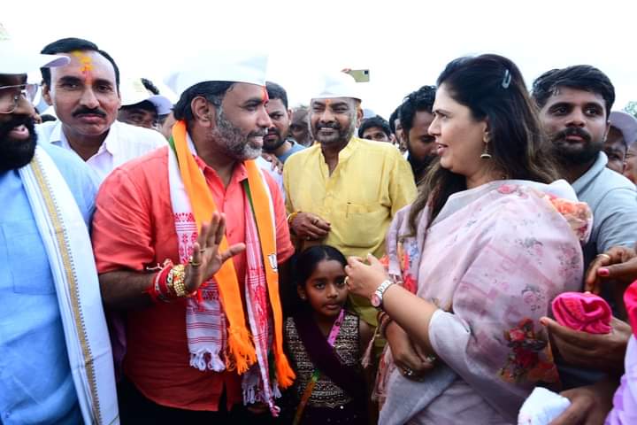 sambhajipatil77's tweet photo. हजारो माता-भगिनी व मायबाप जनतेच्या उपस्थितीमध्ये जाहीर सभा संपन्न!

जन सन्मान यात्रा | वलांडी 📌

विकास आणि विचारांचा जयघोष करत निघालेल्या जन सन्मान पदयात्रेतील जाहीर सभा राज्याच्या माजी मंत्री तथा भाजपा राष्ट्रीय सचिव मा.आ. पंकजाताई मुंडे आणि आदरणीय अक्कांच्या अध्यक्षतेखाली वलांडी येथे पार पडली. हजारो माता-भगिनी आणि मायबाप जनतेच्या उपस्थितीने संपूर्ण परिसर चैतन्यदायी बनला होता. 

यावेळी वलांडीनगरीच्या विकासामध्ये आपले योगदान देणारे ज्येष्ठ नागरिक व्यंकटरावजी पाटील, मन्मथप्पाजी पाटील, भागवतजी कारडे, गंगारामजी दुबे, केरबाजी हुलसुरे, गुंडाजीरावजी जगताप यांचा आदरणीय पंकजाताईंच्या हस्ते सत्कार करण्यात आला व गावाच्या विकासामध्ये त्यांनी दिलेल्या योगदानाविषयी कृतज्ञता व्यक्त केली. गावात विविध योजनांच्या माध्यमातून पूर्ण झालेल्या विकासकामांचे लोकार्पण व भूमिपूजन करण्यात आले. 

यावेळी पंकजाताईंनी जन सन्मान पदयात्रेचे कौतुक करत यात्रेला शुभेच्छा दिल्या. मुख्यमंत्री माझी लाडकी बहिण योजनेमध्ये निलंगा मतदारसंघातील निलंगा, देवणी आणि शिरूर अनंतपाळ तालुक्यातून मोठ्या प्रमाणावर दाखल झालेले अर्ज आणि महिला भगिनींना मिळालेला थेट लाभ याचे कौतुक केले. राज्य सरकारने या योजनेच्या माध्यमातून महिला भगिनींना स्वाभिमानी आणि स्वतंत्र बनविण्याचे काम केले आहे. लोकप्रतिनिधी म्हणून अक्का फाऊंडेशन तसेच विविध कॅम्सच्या माध्यमातून ही योजना महिलांपर्यंत पोहोचवली. महिलांना याचा लाभ मिळत असून त्यांच्या जीवनात झालेल्या सकारात्मक बदलांमुळे त्यांचे आशीर्वाद कायम पाठीशी राहतील, अशा भावना त्यांनी व्यक्त केलेल्या. तसेच आपल्या सुख-दु:खात कायम आपल्या पाठीशी उभ्या राहणाऱ्या नेत्याच पाठीशी तुम्ही उभे राहिला, असा विश्वास व्यक्त केला.

तसेच यावेळी आपले मत व्यक्त करताना, आदरणीय स्व. मुंडे साहेब आणि देवणी तालुक्याच्या नात्याच्या आठवणीला उजाळा दिला. देवणी तालुका हा मुंडे साहेबांनी निर्माण केलेला तालुका आहे. त्यामुळे त्यांचे या तालुक्यावर आणि या तालुक्याचे मुंडे कुटुंबावर अत्यंत प्रेम आहे. माझी आणि मुंडे साहेबांची पहिली भेट देखील याच वलांडी गावात झाली होती. त्यामुळे मुंडे साहेबांनी या तालुक्यासाठी जे जे स्वप्न पाहिले होते. ते स्वप्न पूर्ण करण्यासाठी त्यांचा एक कार्यकर्ता म्हणून मी कायम प्रयत्न केले आहेत आणि पुढेही करत राहील. माझ्या माय-बाप जनतेच्या आणि त्यांच्या येणाऱ्या पिढीच्या उज्ज्वल भविष्यासाठी कायम त्यांच्या पाठीशी खंबीरपणे उभा राहील, अशी ग्वाही यावेळी सर्वांना दिली.

या प्रसंगी जिल्हा मध्यवर्ती बँकेचे संचालक भगवानदादाजी पाटील तळेगावकर, माजी जि.प. अध्यक्ष राहुलजी केंद्रे, मिलिंदजी लातुरे, किरणप्पाजी उटगे, बापूरावजी राठोड, माजी जि.प. उपाध्यक्षा भारतबाई साळुंके, जिल्हा संघटन सरचिटणीस संजयजी दोरवे, माजी सभापती गोविंदजी चिलकुरे, विधानसभा प्रभारी दगडूजी साळुंके, प्रशांतजी पाटील, चंद्रशेखरजी महाजन, सदाशिवजी पाटील, कुमारजी पाटील, यशवंतजी पाटील, रामजी रेड्डी, पप्पूजी पाटील, यशवंतजी कांबळे, बालाजी धनगावे जी, सुखानंदजी काळशेट्टे, सुरेशजी शिंदे, सुग्रीवजी किसवे, लातूर शहराध्यक्ष देविदासजी काळे, सुधीरजी धूत्तेकर, प्रदेश प्रवक्त्या प्रेरणाताई होनराव, तालुकाध्यक्ष काशिनाथजी गरीबे, मंगेशजी पाटील, कुमोदजी लोभे, आदींसह पंचक्रोशितील ग्रामस्थ, नागरिक, महिला भगिनी, पक्ष पदाधिकारी, कार्यकर्ते मोठ्या संख्येने उपस्थित होते. यावेळी आयोजित कार्यक्रमाचे प्रास्ताविक तुकारामजी पाटील, सूत्रसंचलन प्रशांतजी पाटील दवनहिप्परगेकर आणि आभार प्रर्दशन रामलिंगजी शेरे यांनी केले.