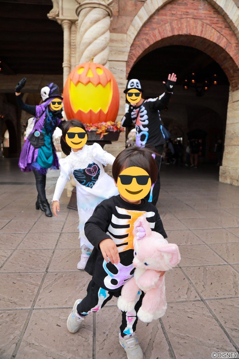 Disney_panda625's tweet photo. 今年も家族仮装楽しめると良いなー！　9月がないのは寂しいけど暑さとの戦いがないのは、実は救われてる…笑
仮装で新エリアも行けると良いけど、どうかなぁ…この時期になると会える方々にご挨拶出来ることを願ってます⭐️ #お気に仮装写真上げて仮装欲を上げてこうキャンペーン https://t.co/7gyymdGbw3