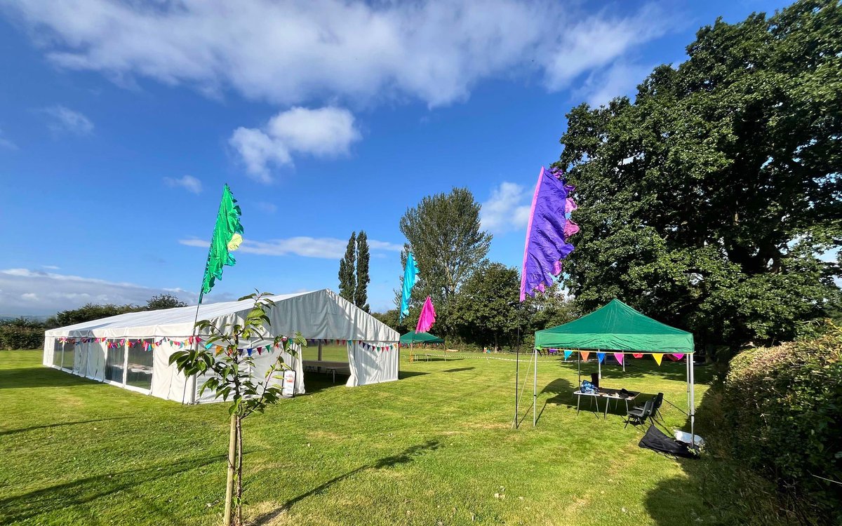LlaisLlandyrnog's tweet photo. Diolch am ddod i sioe Llandyrnog ddoe, @Brynwchef Thanks for being Llandyrnog Flower and Produce Show president 🌼🍏🍎🍰 https://t.co/EoJF8Gp1Bl