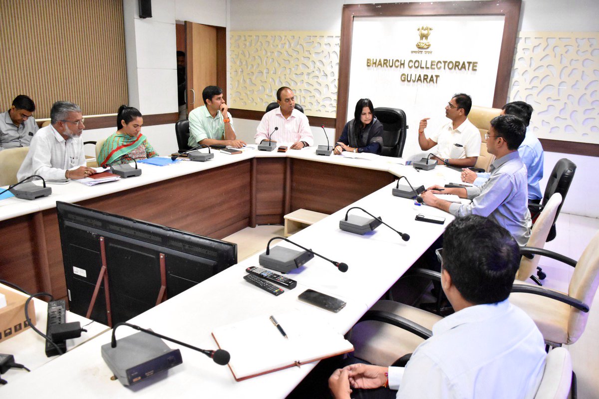 CollectorBharch's tweet photo. આજરોજ માન.પ્રભારી સચિવશ્રીની અધ્યક્ષતામાં જિલ્લામાં ભારે વરસાદ અને પૂરની સ્થિતિની સમીક્ષા બેઠક યોજવામાં આવી
#RainAlertinGujarat
@CMOGuj @InfoGujarat @revenuegujarat https://t.co/2Y6h6GXcTJ