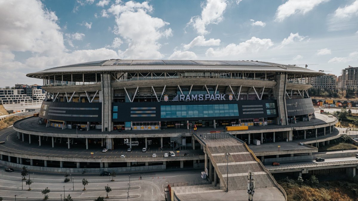 Beton yığını bir yapı…
Aradan geçen onca yıl sonunda hala bir kimliği ve ruhu yok.
Oysa ki formu hala şık ve heybetli.
Estetik adına hiçbir çaba yok.
Çürüyen demirleri kırık kenar köşeleri yırtık sökük giydirmeleri ile utanılması gerekilen ve daha acısı bu hali kabullenilmiş